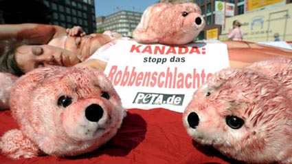 Acto contra la caza de focas en Alemania / Efe